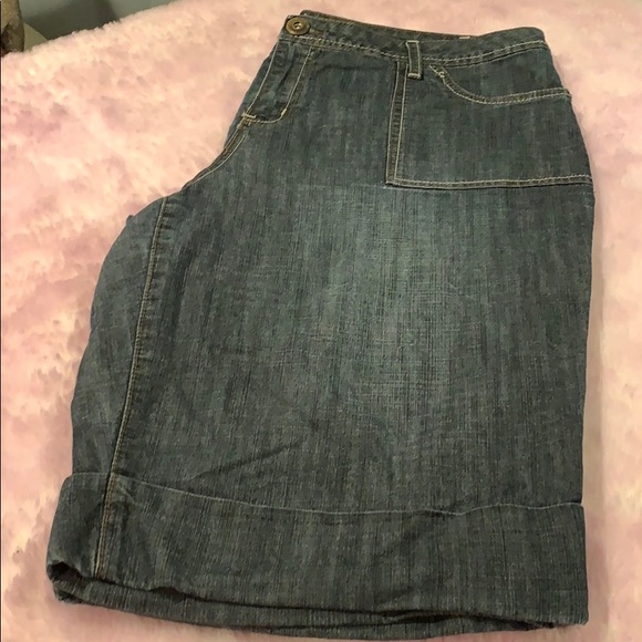 Blue Jean cuffed shorts, smoke & pet free home - Picture 6 of 9